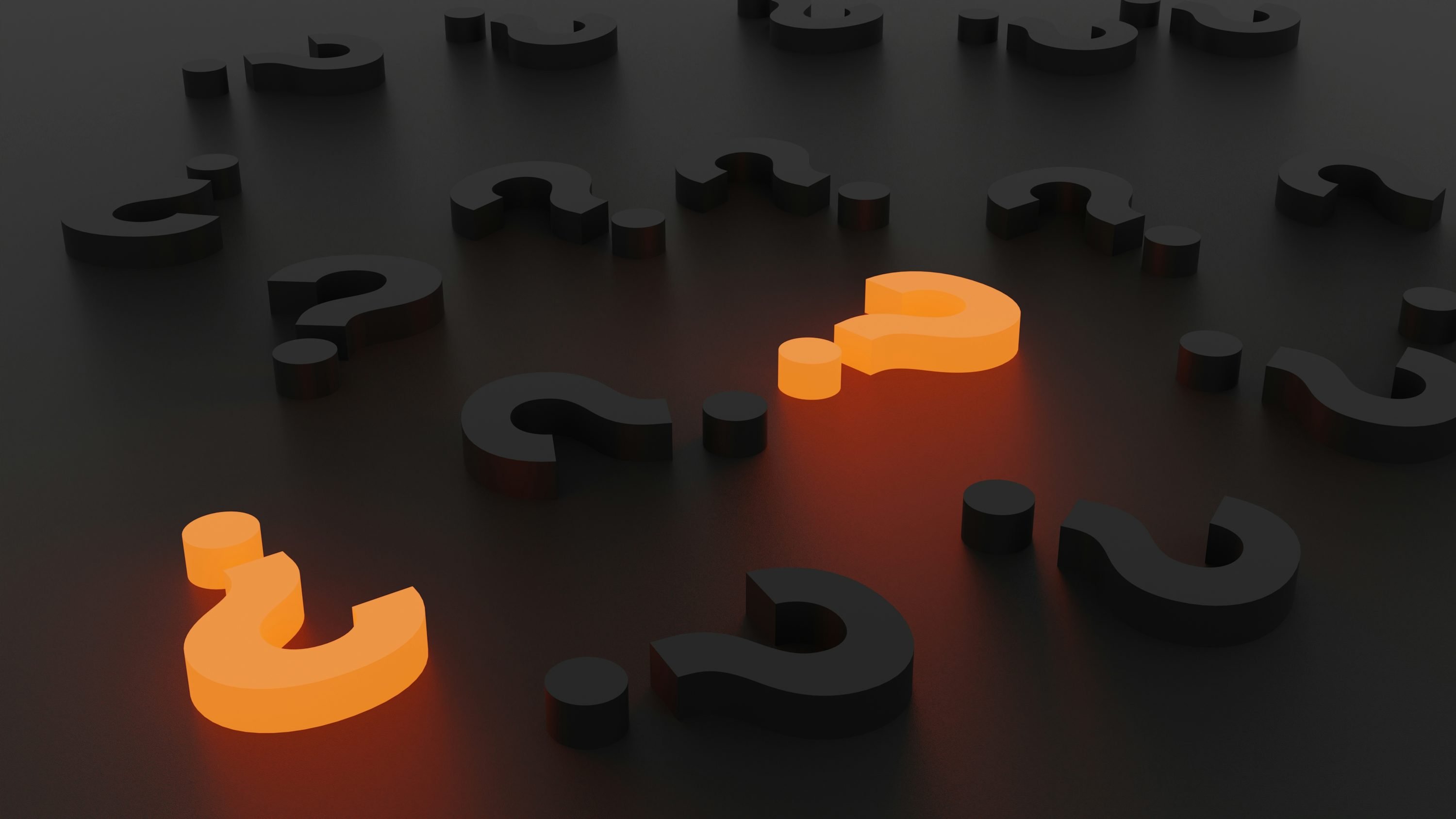 Points d’interrogation orange sur fond sombre, symboles 3D en forme de questions flottant autour.